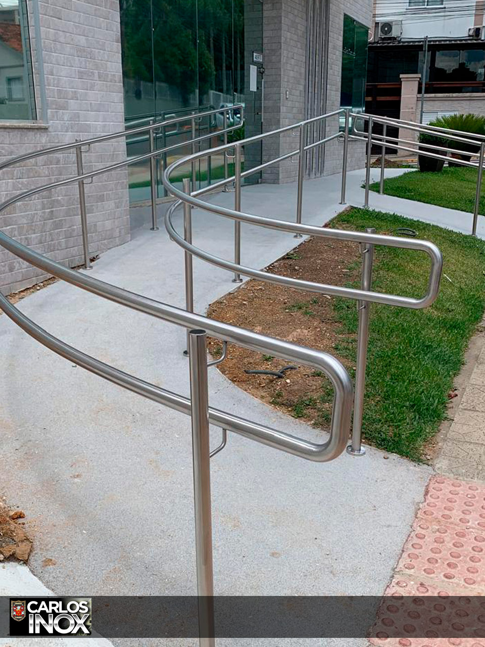 Rampa de acessibilidade em prédio comercial